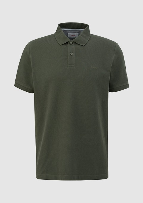 Grünes Polohemd mit kurzem Arm und Kragen.