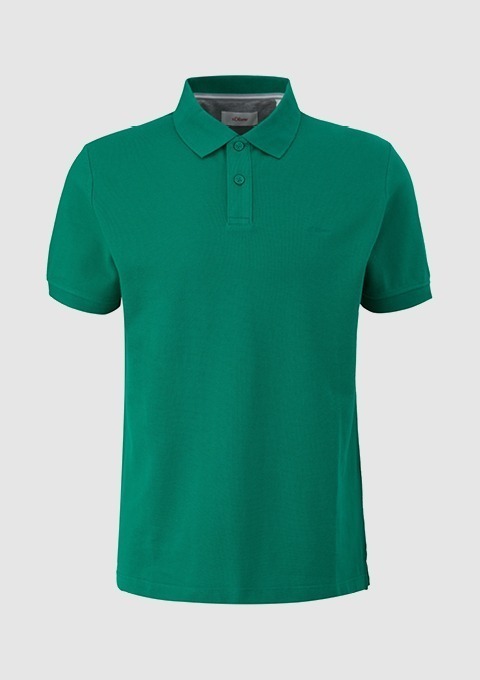 Ein grünes Poloshirt.