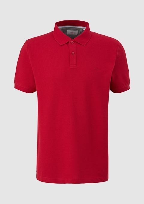 Ein rotes Poloshirt.