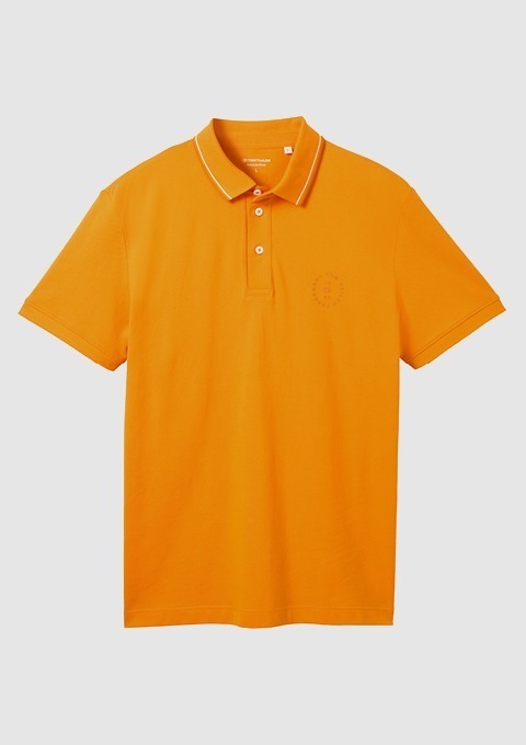 Ein oranges Poloshirt mit einem Kragen und kurzen Ärmeln.