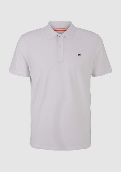 Ein weißes Polohemd mit einem kleinen Logo auf der Brust.