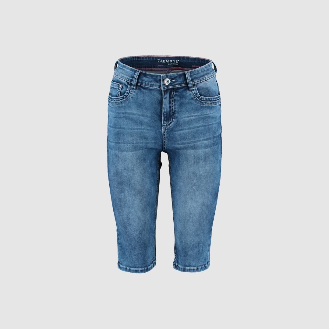 Eine blaue Jeanshose mit verkürzten Beinen.