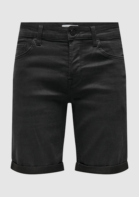 Schwarze Jeansshorts mit umgeschlagenem Saum.