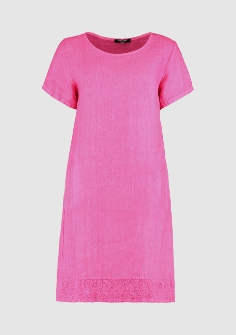 Ein pinkes Kleid mit Kurzarm und Spitze am Saum.
