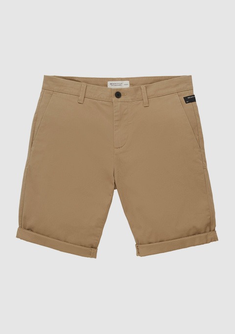 Beige Shorts mit umgeschlagenem Saum.