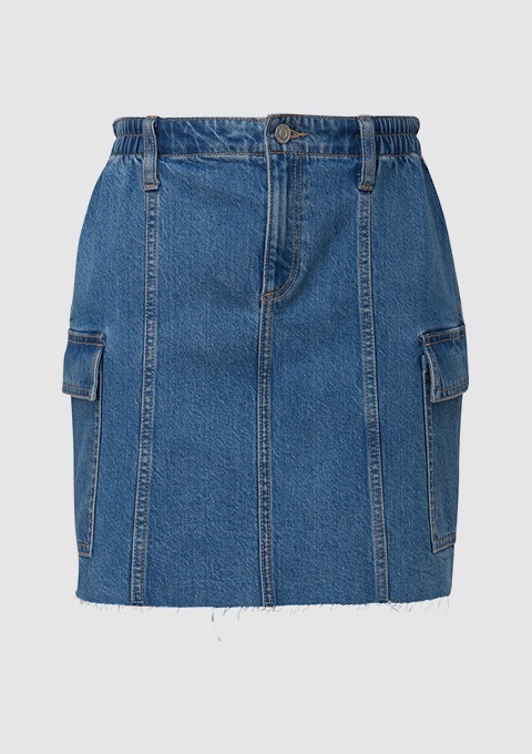 Ein blauer Denim-Rock mit Taschen.