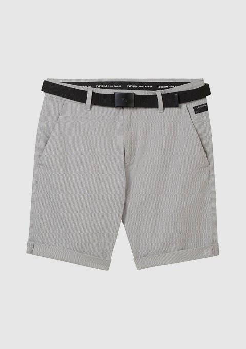Graue Shorts mit einem schwarzen Gürtel.