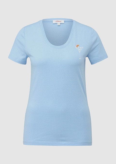 Ein hellblaues T-Shirt mit rundem Ausschnitt und einer kleinen, bunten Blumenstickerei.