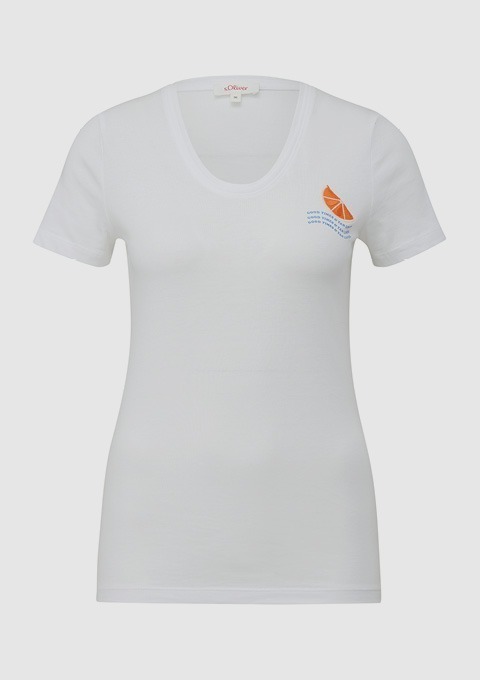 Weißes T-Shirt mit rundem Ausschnitt und orangefarbenem Zitrusmotiv.