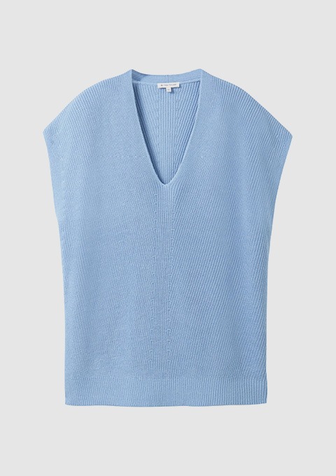 Ein hellblaues, kurzärmliges Strickoberteil mit V-Ausschnitt.