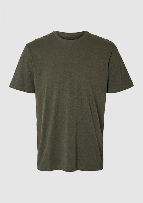 Ein olivgrünes T-Shirt.