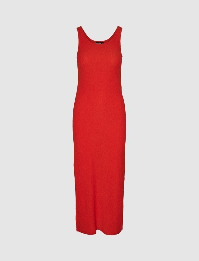 Ein rotes, ärmelloses Maxikleid.