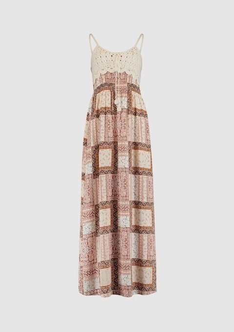 Ein langes, gemustertes Kleid mit Spaghetti-Trägern und einer gehäkelten Oberseite.