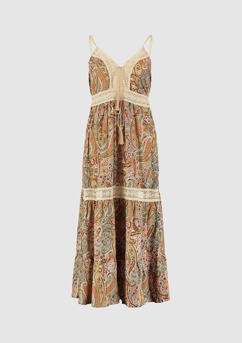 Ein lange, gemustertes Kleid mit Spaghetti-Trägern und Häkelverzierung.