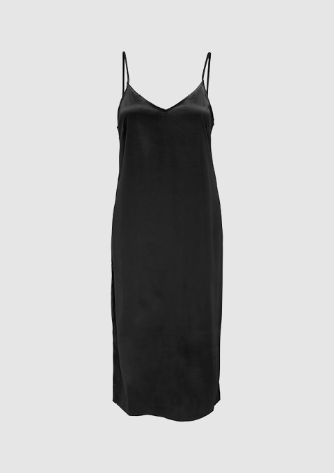 Schwarzes Spaghettiträgerkleid.