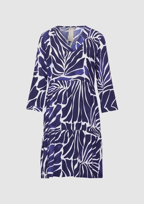 Ein blaues Kleid mit einem auffälligen, grafischen Muster in Weiß.
