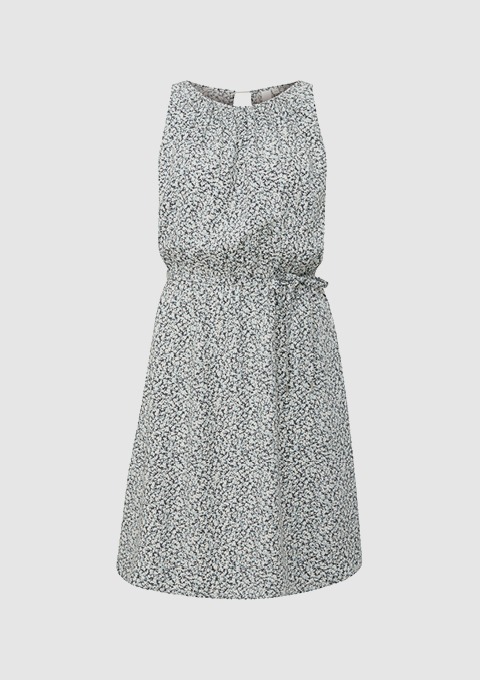 Ein ärmelloses Blumenkleid mit einem elastischen Bund.