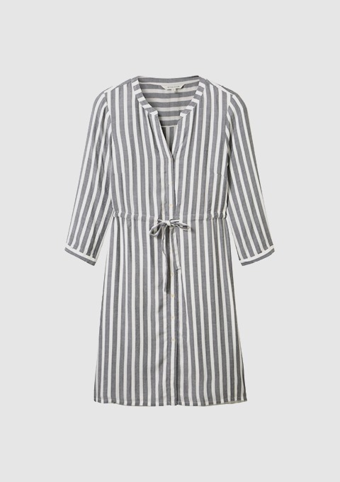 Ein gestreiftes Hemdkleid in Grau und Weiß mit langen Ärmeln und Taillenzug.