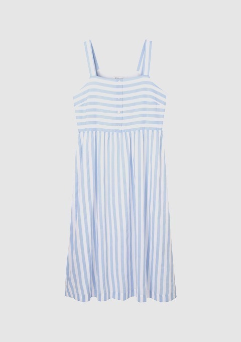 Ein gestreiftes Sommerkleid in Blau- und Weißtönen.
