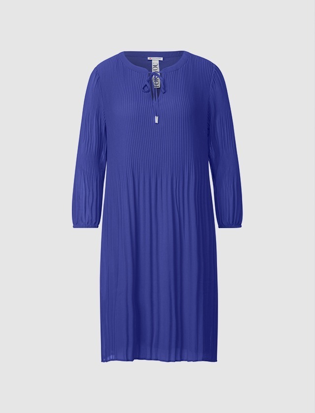 Ein blaues, plissiertes Kleid mit langen Ärmeln und einem Rundhalsausschnitt.