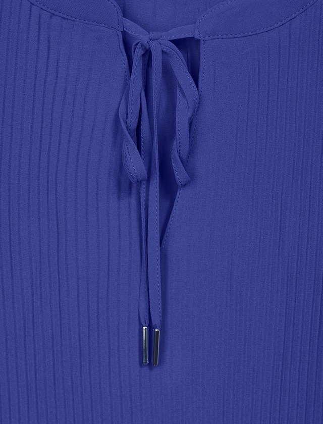 Ein blauer, gestreifter Stoff mit einer Schleife am Ausschnitt.