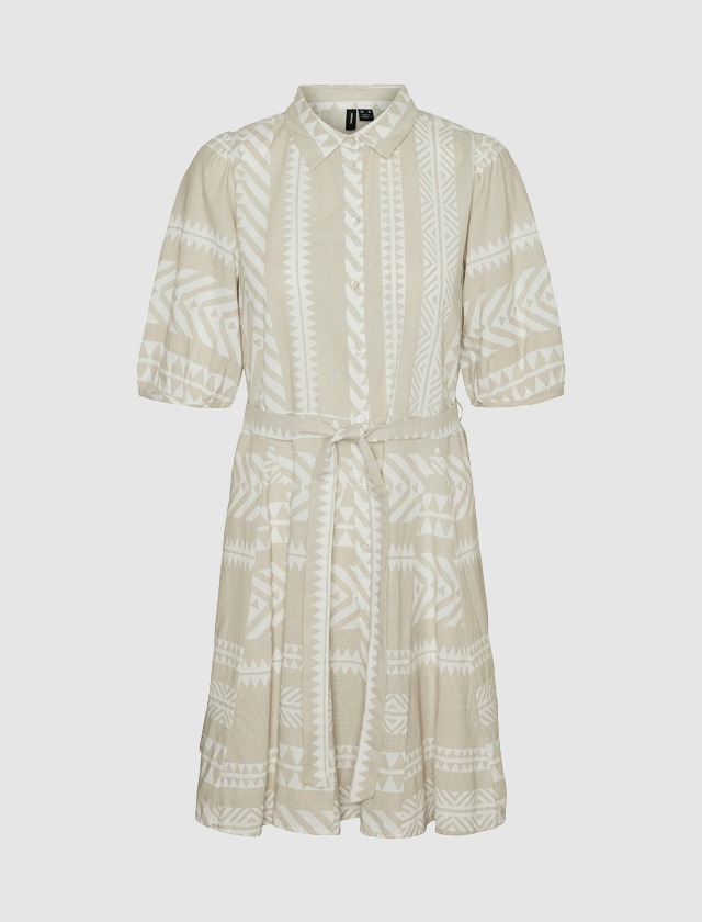 Ein beiges, gemustertes Kleid mit einem Knopfverschluss und Gürtel.