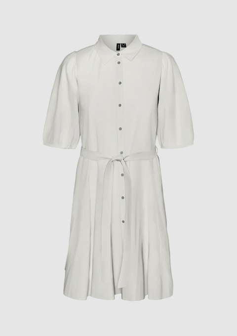 Ein weißes, knöchellanges Kleid mit kurzen Puffärmel und Knopfleiste, der an der Taille gebunden werden kann.