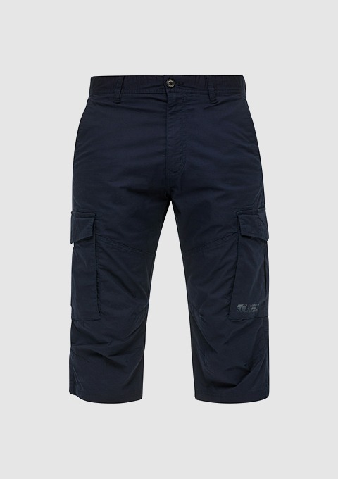 Dunkelblaue Cargo-Shorts mit seitlichen Taschen. Dunkelblaue Cargo-Shorts mit seitlichen Taschen.