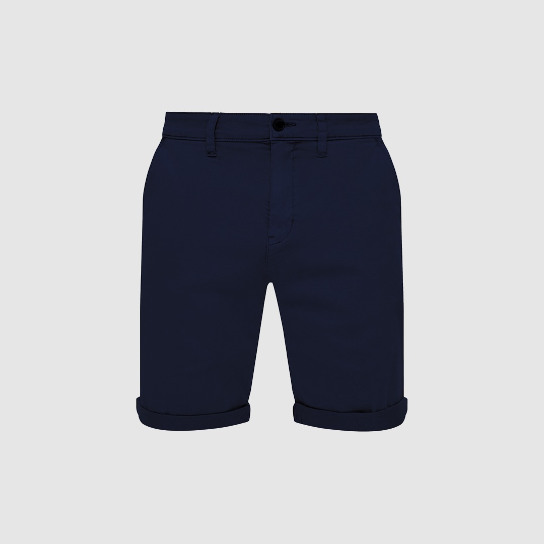 Dunkelblaue Shorts mit umgeschlagenem Saum. Dunkelblaue Shorts mit umgeschlagenem Saum.