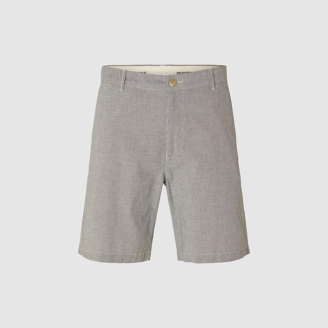 Graue Shorts mit einem strukturierten Muster und einem Knopfverschluss. Graue Shorts mit einem strukturierten Muster und einem Knopfverschluss.