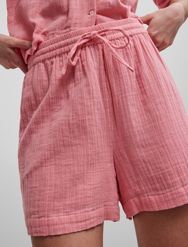 Rosa Shorts aus einem leicht strukturierten Stoff. Rosa Shorts aus einem leicht strukturierten Stoff.