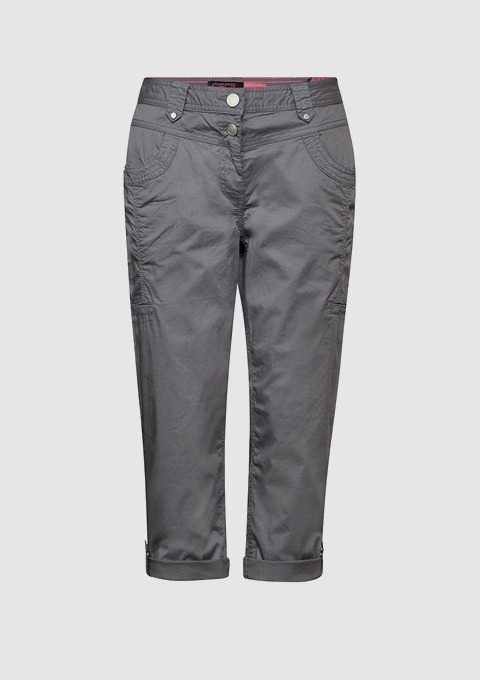 Graue Damenhose mit aufgerolltem Bein. Graue Damenhose mit aufgerolltem Bein.