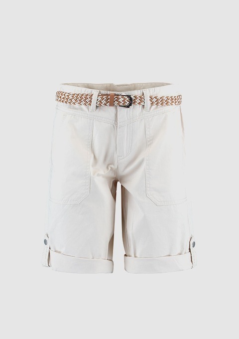 Beige Shorts mit einem geflochtenen Gürtel. Beige Shorts mit einem geflochtenen Gürtel.