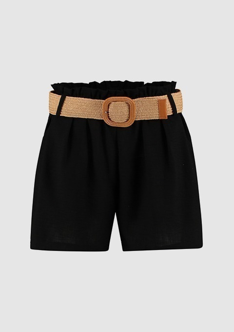 Schwarze Shorts mit einem hellen Gürtel. Schwarze Shorts mit einem hellen Gürtel.