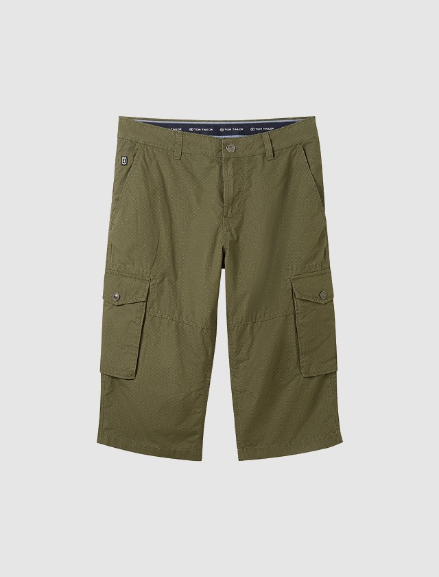 Grüne Cargo-Shorts mit Seitentaschen. Grüne Cargo-Shorts mit Seitentaschen.