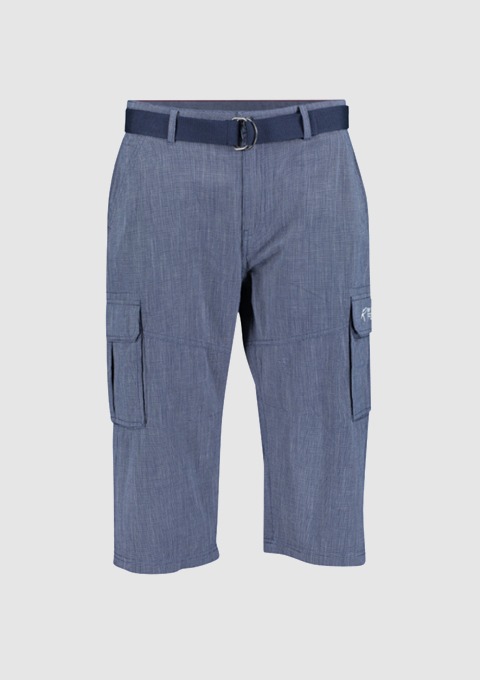 Blau gemusterte Kargo-Hosen mit einem Gürtel. Blau gemusterte Kargo-Hosen mit einem Gürtel.