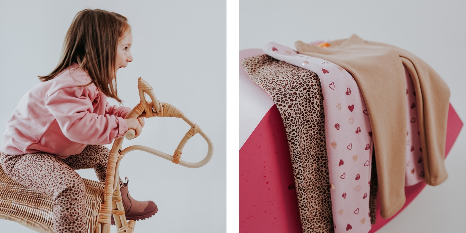 Ein kleines Mädchen sitzt auf einem Rattan-Spielzeug und trägt ein rosa Oberteil sowie Leggings mit Leopardenmuster. Auf der rechten Seite sind zwei Decken mit verschiedenen Mustern, darunter eine beige und eine mit Herzen, auf einem pinken Hintergrund zu sehen. Ein kleines Mädchen sitzt auf einem Rattan-Spielzeug und trägt ein rosa Oberteil sowie Leggings mit Leopardenmuster. Auf der rechten Seite sind zwei Decken mit verschiedenen Mustern, darunter eine beige und eine mit Herzen, auf einem pinken Hintergrund zu sehen.