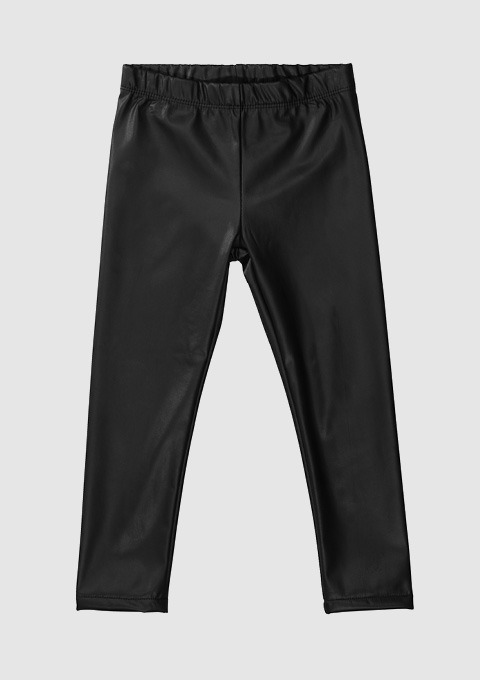 Schwarze Leggings aus dehnbarem Material. Schwarze Leggings aus dehnbarem Material.