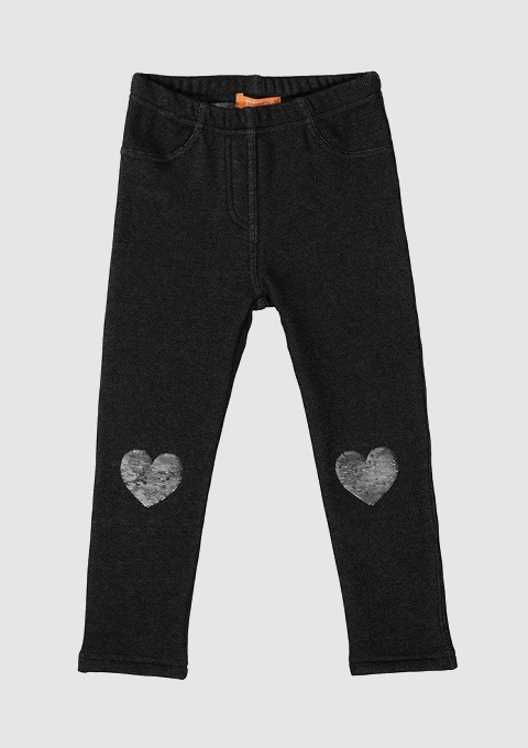 Schwarze Leggings mit herzförmigen Applikationen an den Knien. Schwarze Leggings mit herzförmigen Applikationen an den Knien.