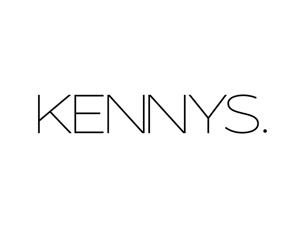 Schriftzug "KENNYS." auf grauem Hintergrund.