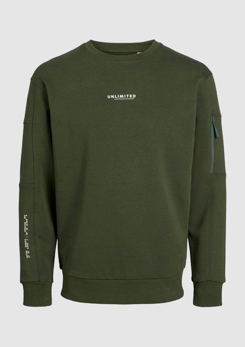 Ein olivgrüner Sweatshirt mit dem Schriftzug „UNLIMITED“ und einem Reißverschluss an einem Ärmel. Ein olivgrüner Sweatshirt mit dem Schriftzug "UNLIMITED" und einem Reißverschluss an einem Ärmel.