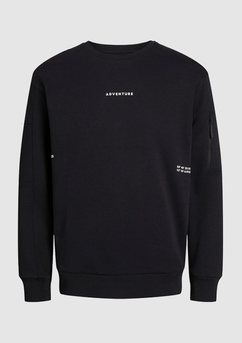 Ein schwarzer Sweatshirt mit dem Aufdruck „ADVENTURE“ und einem seitlichen Reißverschluss. Ein schwarzer Sweatshirt mit dem Aufdruck "ADVENTURE" und einem seitlichen Reißverschluss.