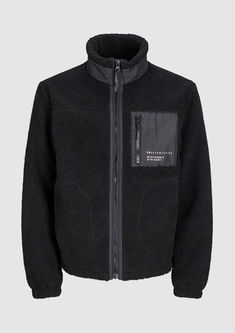 Schwarze Fleecejacke mit Reißverschluss und Tasche auf der Brust. Schwarze Fleecejacke mit Reißverschluss und Tasche auf der Brust.