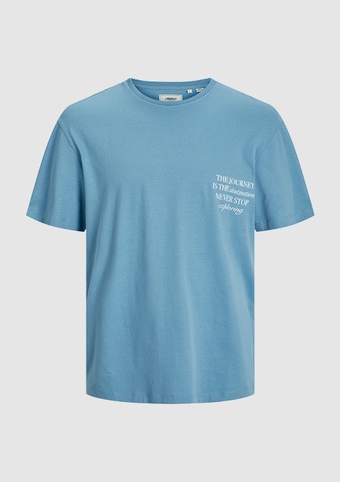 Ein hellblaues T-Shirt mit dem Aufdruck „THE JOURNEY IS THE destination NEVER STOP exploring“. Ein hellblaues T-Shirt mit dem Aufdruck "THE JOURNEY IS THE destination NEVER STOP exploring".