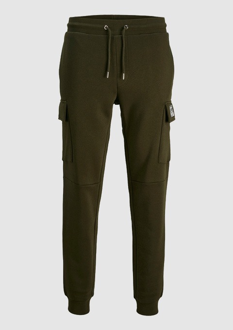 Grüne Jogginghose mit seitlichen Taschen. Grüne Jogginghose mit seitlichen Taschen.