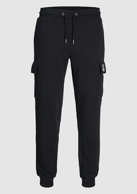 Schwarze Jogginghose mit Seitentaschen und einem Kordelzug. Schwarze Jogginghose mit Seitentaschen und einem Kordelzug.