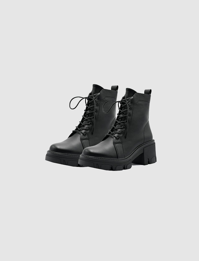 Schwarze, schnürbare Stiefel mit klobigem Absatz. Schwarze, schnürbare Stiefel mit klobigem Absatz.