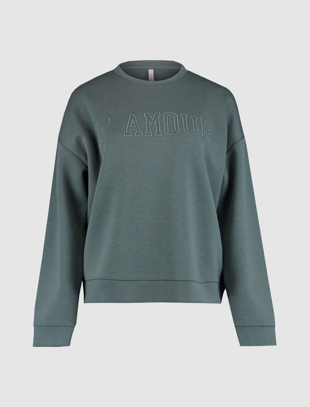 Ein grüner Sweatshirt mit dem Schriftzug „L’AMOUR“ auf der Vorderseite. Ein grüner Sweatshirt mit dem Schriftzug "L'AMOUR" auf der Vorderseite.