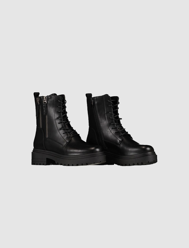 Schwarze Stiefel mit Schnürung und Reißverschluss. Schwarze Stiefel mit Schnürung und Reißverschluss.