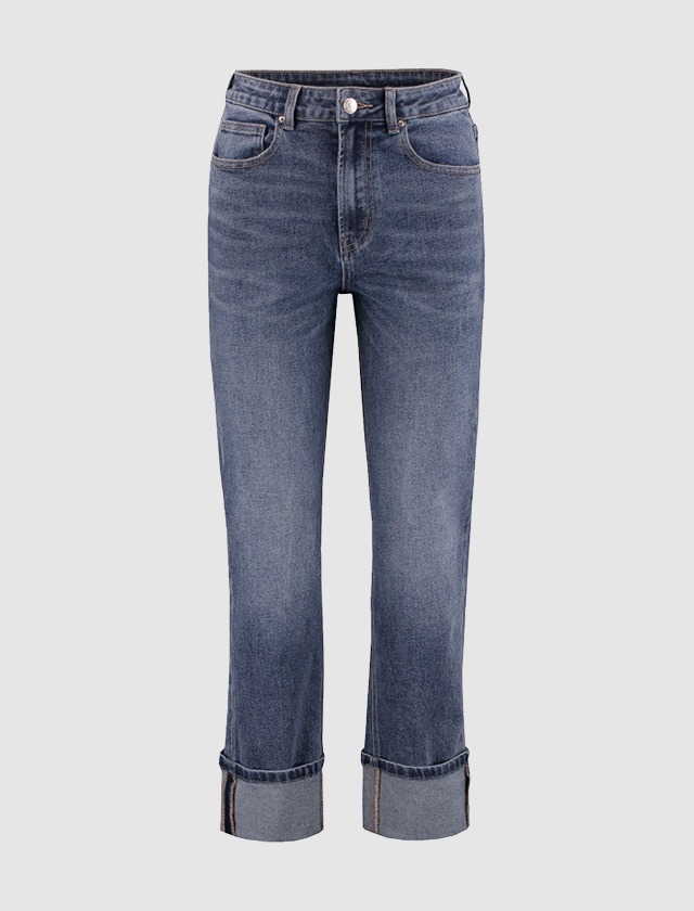 Jeans in blauer Farbe mit hohem Bund und umgeschlagenen Säumen. Jeans in blauer Farbe mit hohem Bund und umgeschlagenen Säumen.